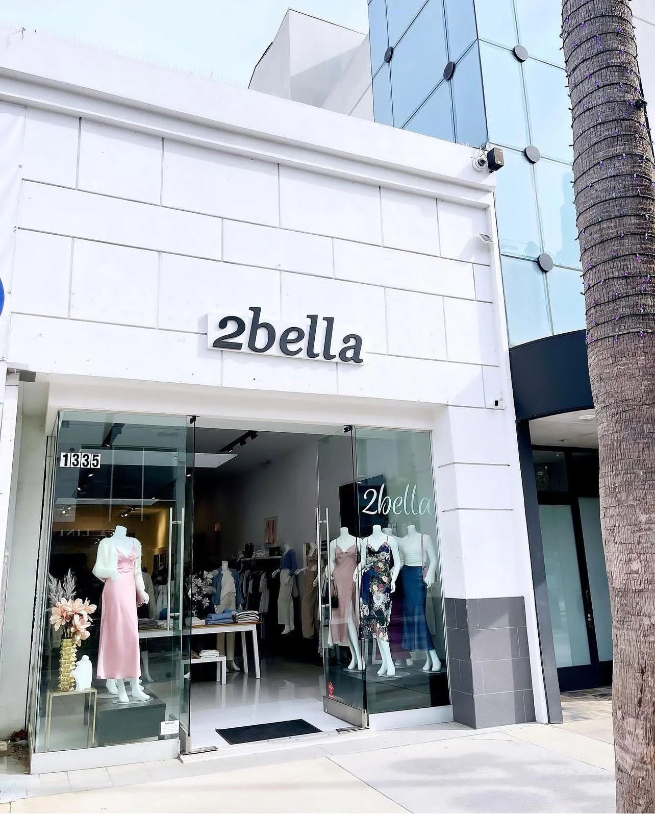 2bella santa monica store front with mannequins and clothing displayed